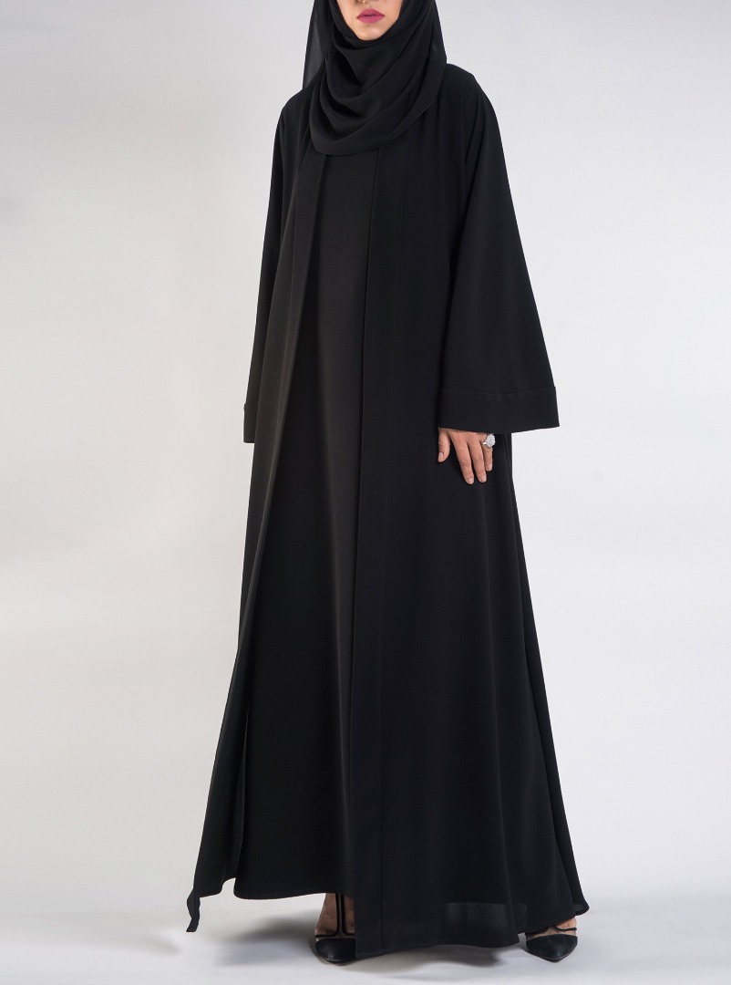 Hesa Abaya Designed with a free-flowing crepe fabric, it moves like ...