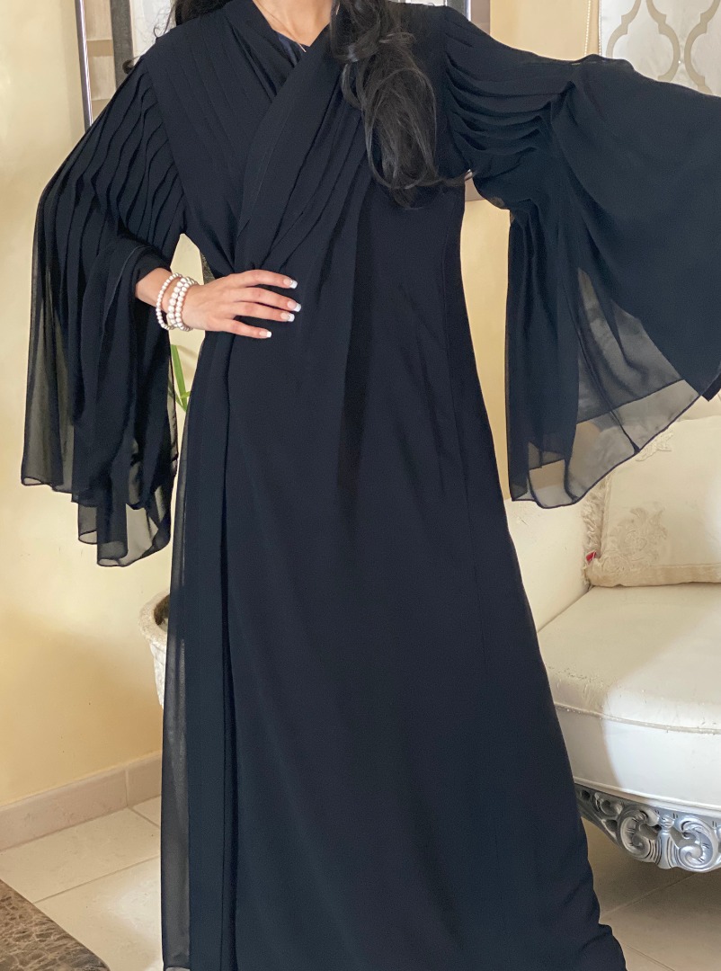 D00252 Abaya Luxe black flowy abaya with pleated front edges and ...