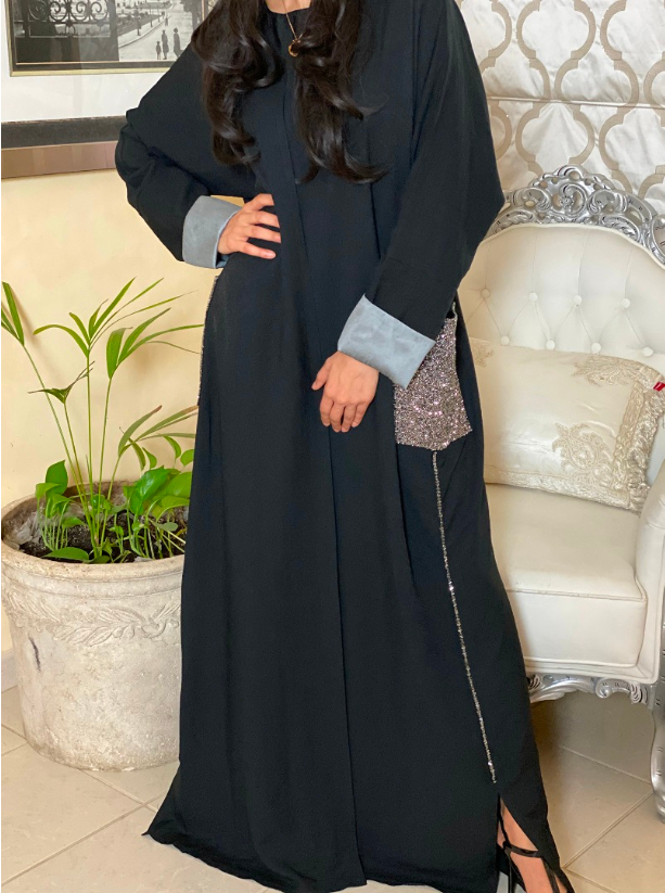D00274 Abaya Black abaya featuring a glittery embellished pockets ...