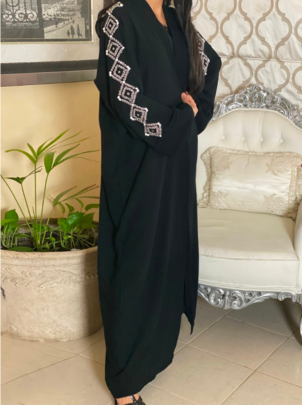 D00266 Abaya Classic black abaya featuring a diamondpattern sleeve
