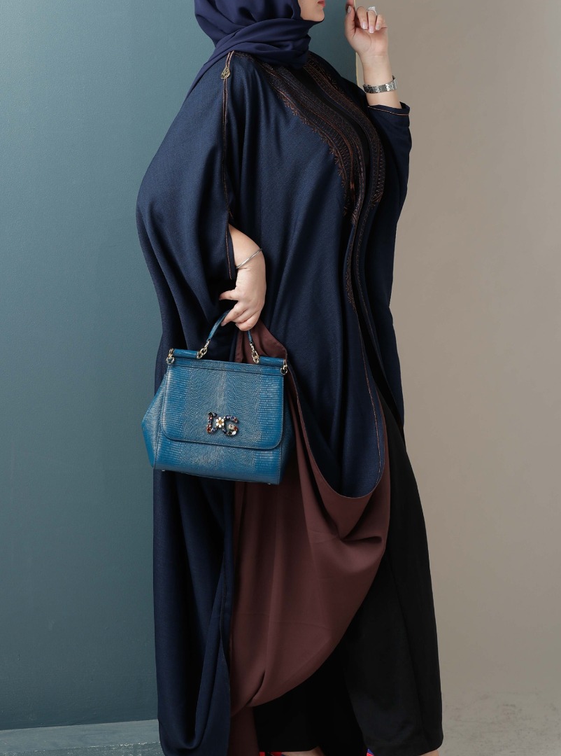 Queen Abaya Navy blue Queen bisht featuring a billowy sleeves with ...