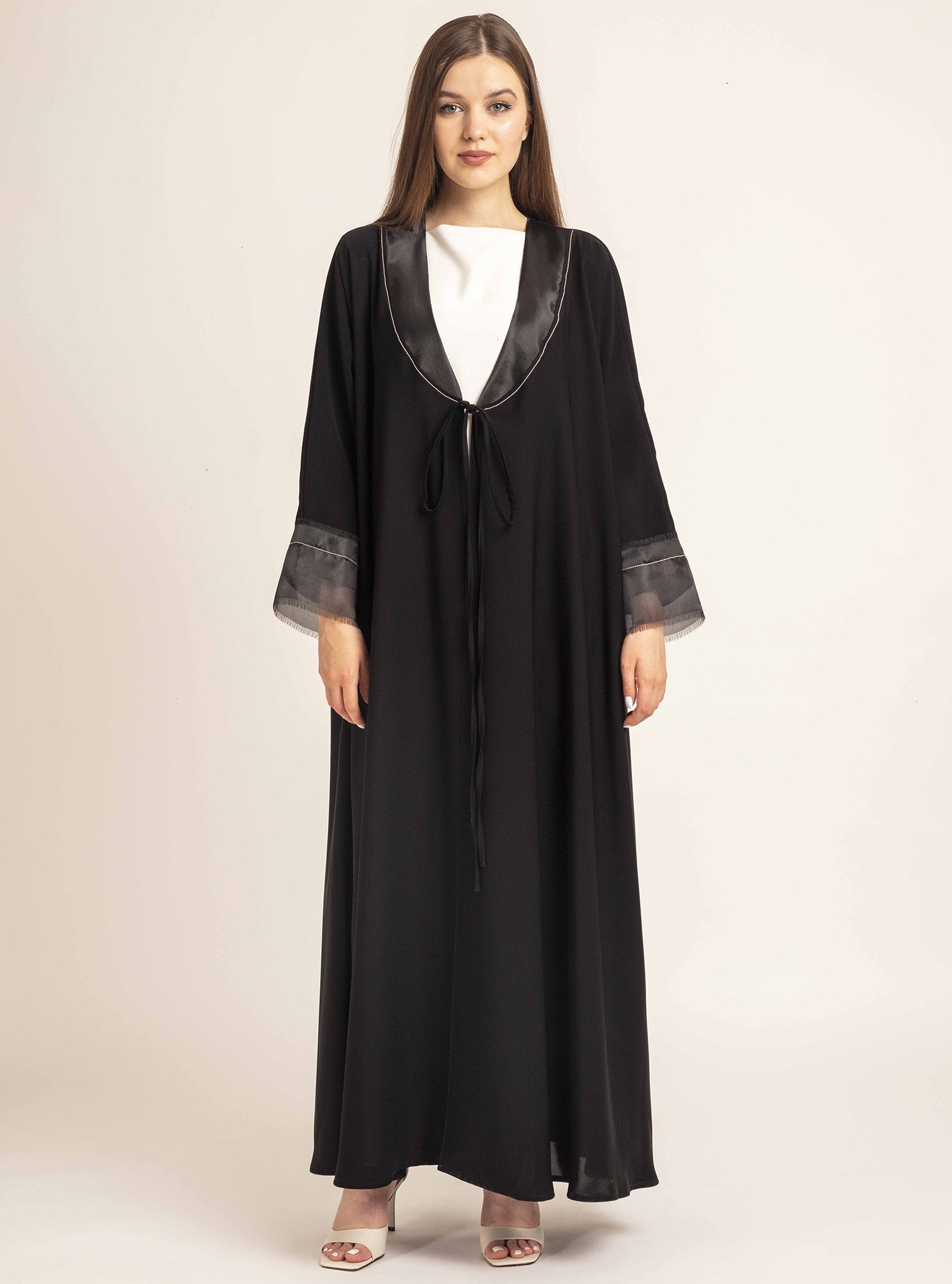 C 168 Abaya Black abaya with bow closure, adorned with organza ...